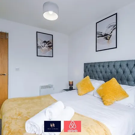 2 Bedroom Penthouse With Balcony By Host A Apartman Manchester