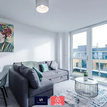 2 Bedroom Penthouse With Balcony By Host A Apartman Manchester