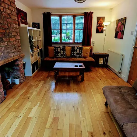 Villa Detached House With Gated Parking In Whalley Range, Near Centre Mánchester