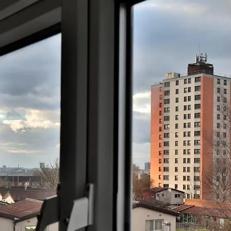 View - Free Parking - Sleeps 6 - Near Centre - By Nmb