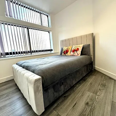 2 Bedroom, 2 Bath, Very Popular Centre * Manchester