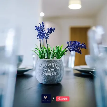 Large 2 Bedroom With Balcony By Host A Appartement Manchester