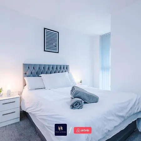 Large 2 Bedroom With Balcony By Host A * Manchester