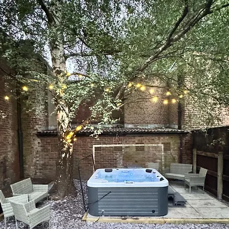 펜션 The Secret Garden Retreat With Hot Tub