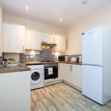 Windmill House- Close To Motorway & Co-op Live Semesterbostad *