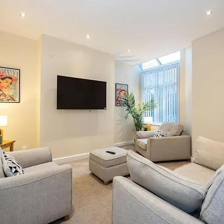 Semesterbostad Windmill House- Close To Motorway & Co-op Live Manchester