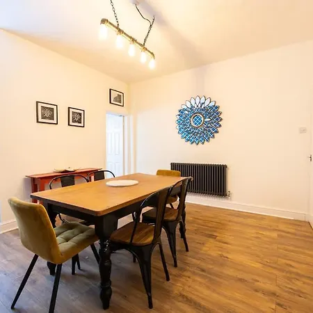 Winslow House- Close To Coop Etihad & Free Parking Dom wakacyjny *