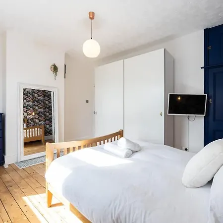 Winslow House- Close To Coop Etihad & Free Parking *