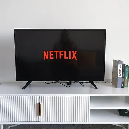 Bee Cosy - Near Train Stations And Shopping Centre With Paid Private Parking, 500mbps Internet And Netflix *