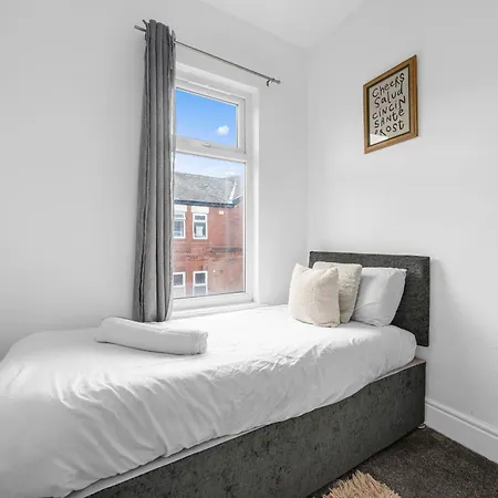 Brookland 4br House Serviced Short Lets With Wifi Manchester