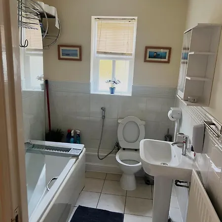 With Free Parking דירה