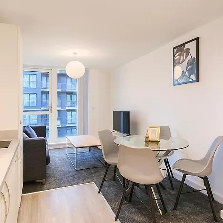 Luxury Centre Flat Riverside Views Апартаменты *