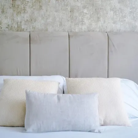 2br Chic And Stylish In Salford, Wifi, Kitchen, Parking With View *