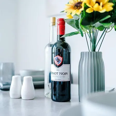 2br Chic And Stylish In Salford, Wifi, Kitchen, Parking With View * Manchester