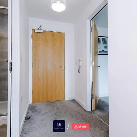 Elegant 1br In Salford, Balcony, Wifi, Kitchen