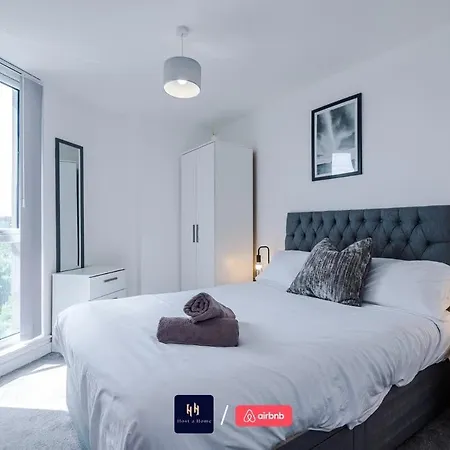 Elegant 1br In Salford, Balcony, Wifi, Kitchen アパート