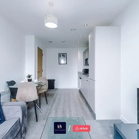 Elegant 1br In Salford, Balcony, Wifi, Kitchen アパート