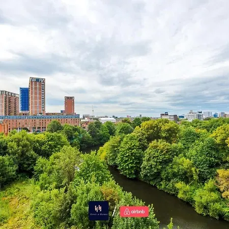 アパート Elegant 1br In Salford, Balcony, Wifi, Kitchen マンチェスター