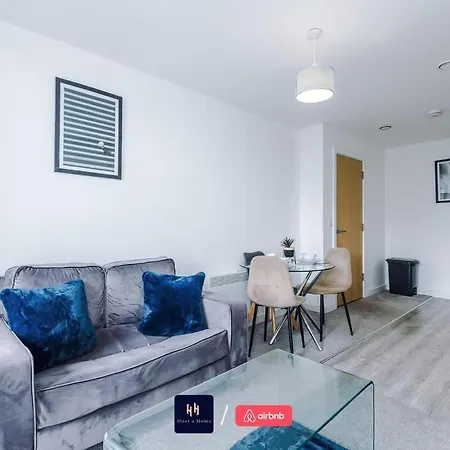 Elegant 1br In Salford, Balcony, Wifi, Kitchen アパート