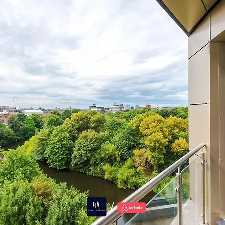 Elegant 1br In Salford, Balcony, Wifi, Kitchen * マンチェスター