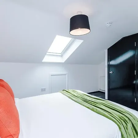 Feriehus Spacious 4br House, Sleeps 8, Parking, Full Kitchen, Ideal For Groups, Family, Contractors