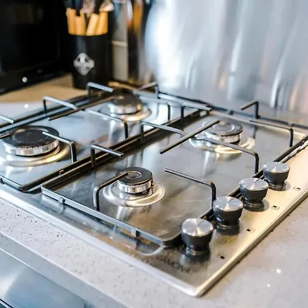 Spacious 4br House, Sleeps 8, Parking, Full Kitchen, Ideal For Groups, Family, Contractors