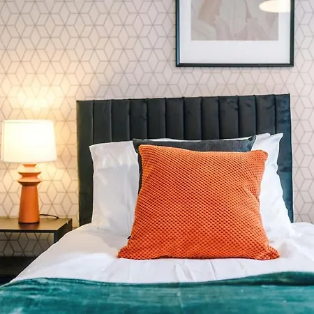 Feriehus Spacious 4br House, Sleeps 8, Parking, Full Kitchen, Ideal For Groups, Family, Contractors Manchester