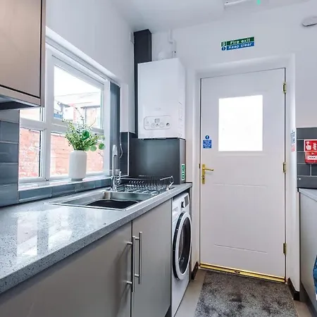 Spacious 4br House, Sleeps 8, Parking, Full Kitchen, Ideal For Groups, Family, Contractors * Manchester