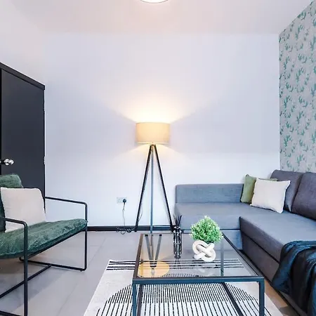 Spacious 4br House, Sleeps 8, Parking, Full Kitchen, Ideal For Groups, Family, Contractors * Manchester