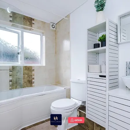 Comfy 1br In Salford, Kitchen, Wifi And Parking *