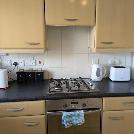 Comfortable And Peaceful 2 Bedroom Flat With Shared Bathroom And Kitchen Close To Airport Rum i privatbostad