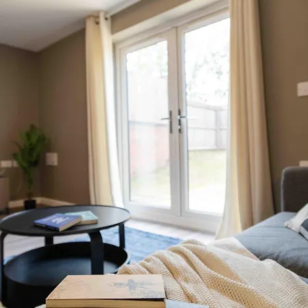 S Veranda - Near Lidl & Bus -4 Bed 6 Sleep *