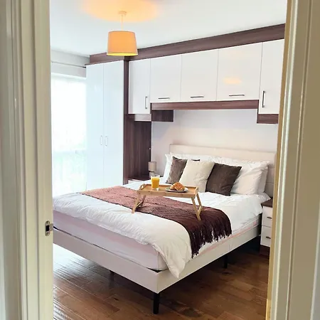 The Eastern Hive - King Bed, 3x Parking, Coop Live & Etihad Feriehus
