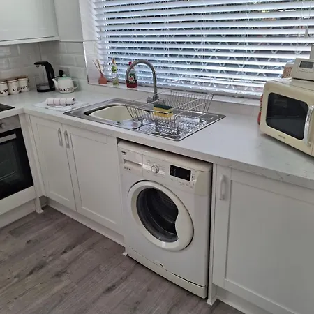 別荘 Cosy 2-bed House In *