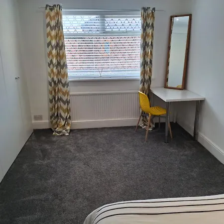 別荘 Cosy 2-bed House In *