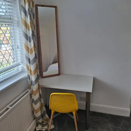 Cosy 2-bed House In マンチェスター