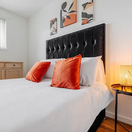 Stylish 2br Flat - Walk To Old Trafford - Free Parking *