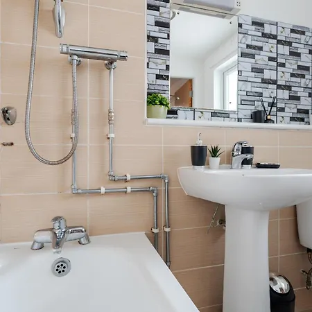 Stylish 2br Flat - Walk To Old Trafford - Free Parking *