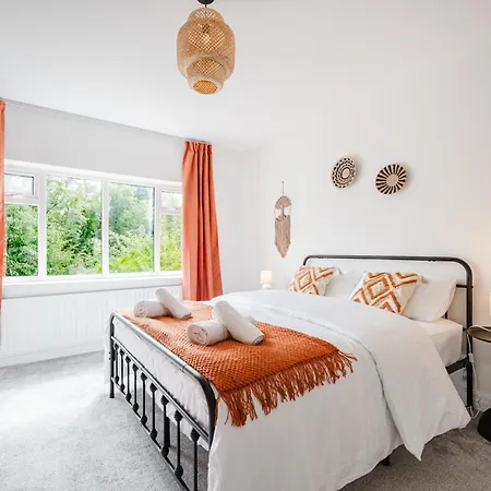 Bright 4br With Garden With Free Parking And Sleeps Up To 9 *