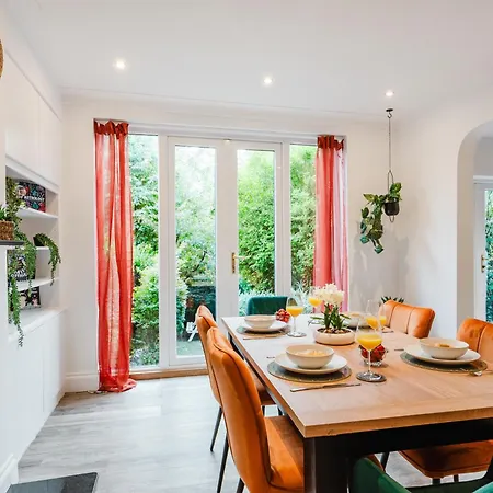 Bright 4br With Garden With Free Parking And Sleeps Up To 9 公寓