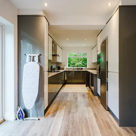 Bright 4br With Garden With Free Parking And Sleeps Up To 9 公寓