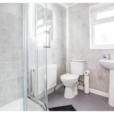 アパート Modern 3bd House - Free Parking - Fast Wifi