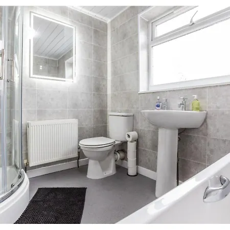 Modern 3bd House - Free Parking - Fast Wifi アパート