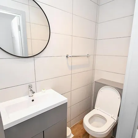 דירה Spacious 2bed Flat W Security