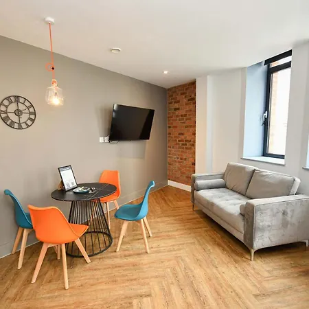 דירה Spacious 2bed Flat W Security מנצ'סטר