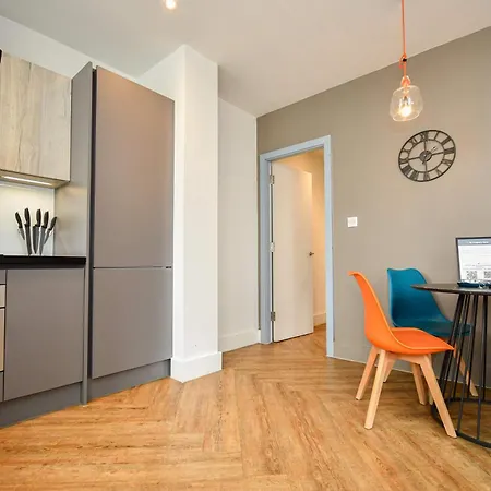 Spacious 2bed Flat W Security *