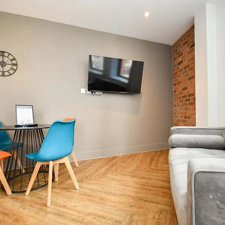 Spacious 2bed Flat W Security *