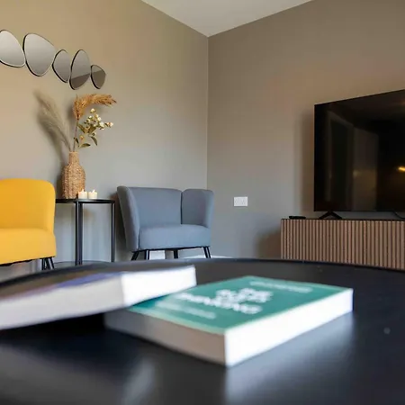 S Veranda - Near Lidl & Bus -4 Bed 6 Sleep *