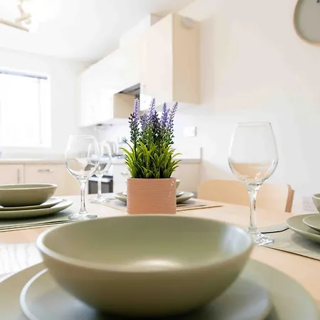 S Veranda - Near Lidl & Bus -4 Bed 6 Sleep