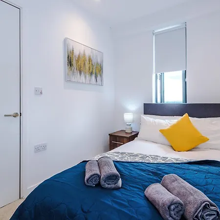 Duplex In Salford, 2br&2ba, Full Kitchen *